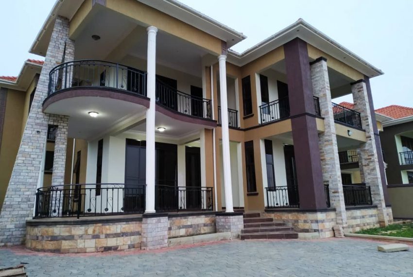 5 Bedroom House for Sale in Kira 1