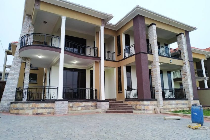 5 Bedroom House for Sale in Kira