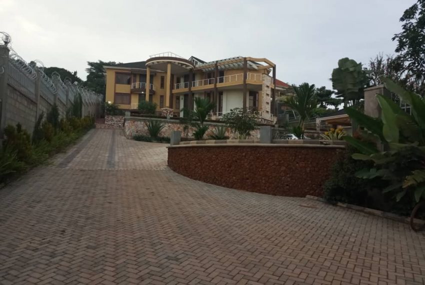 Posh House for Sale in Lubowa Entebbe road