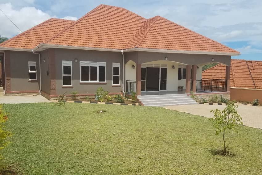 Posh 4 Bedroom Bangalow in Akright Estate Entebbe Road for Sale 4