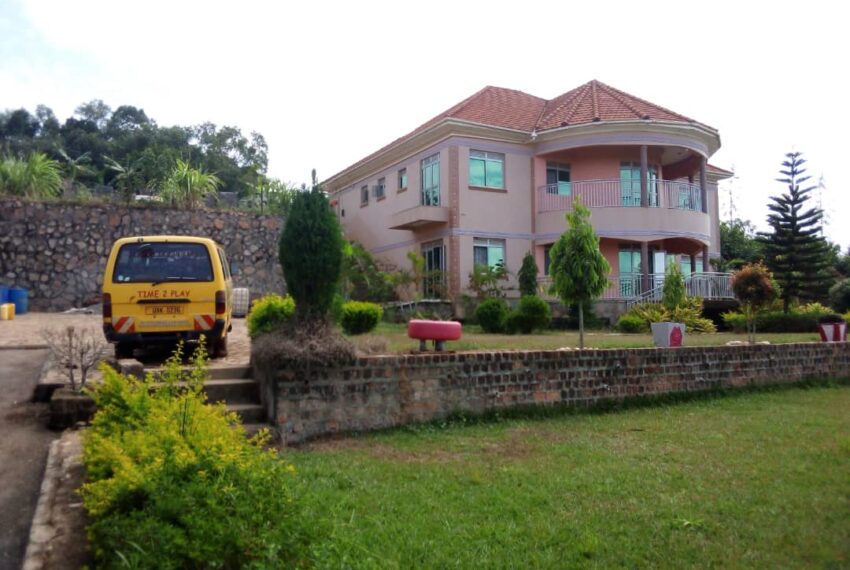 House in Ssisa overlooking Akright Estate 3