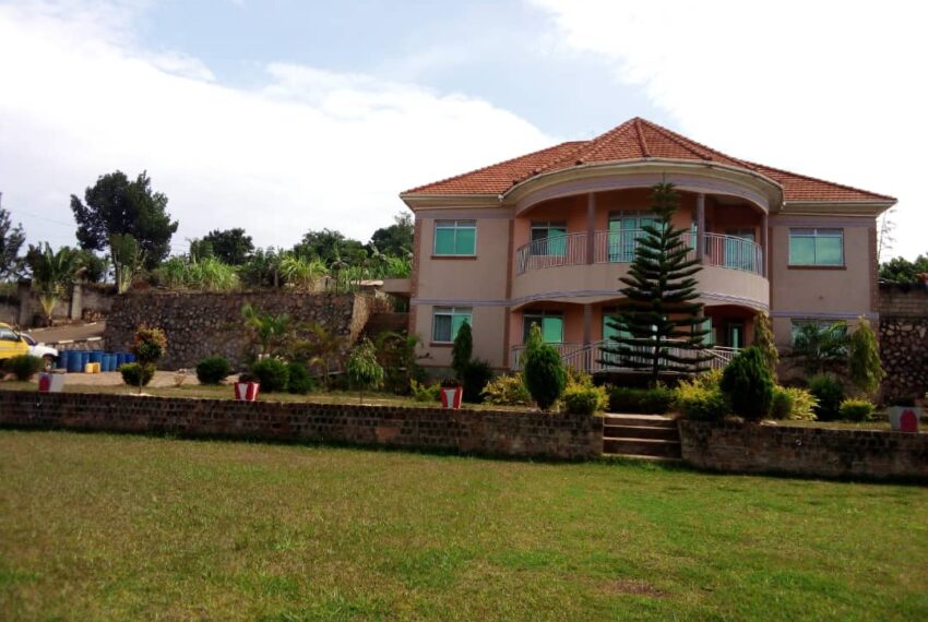 House in Ssisa overlooking Akright Estate